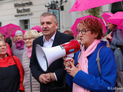 Uczestnicy Różowego Marszu w Zielonej Górze. Na zdjęciu Elżbieta Anna Polak, Marszałek Województwa Lubuskiego oraz Bartosz Arłukowicz, poseł do Parlamentu Europejskiego, przewodniczący komisji specjalnej ds. walki z rakiem i twórca Europejskiego Planu Walki z Rakiem 