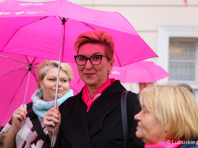 Uczestniczki Różowego Marszu w Zielonej Górze. na zdjęciu Posłanka RP Katarzyna Osos