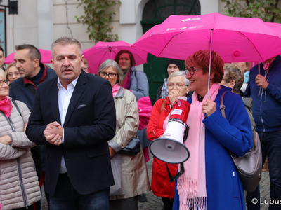 Uczestnicy Różowego Marszu w Zielonej Górze. Na zdjęciu Elżbieta Anna Polak, Marszałek Województwa Lubuskiego oraz Bartosz Arłukowicz, poseł do Parlamentu Europejskiego, przewodniczący komisji specjalnej ds. walki z rakiem i twórca Europejskiego Planu Walki z Rakiem 