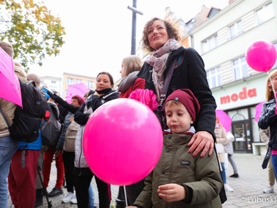 Uczestnicy Różowego Marszu w Zielonej Górze