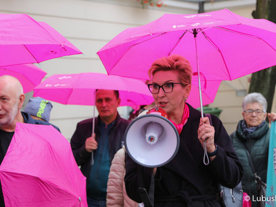 Uczestnicy Różowego Marszu w Zielonej Górze. Na zdjęciu z megafonem  Posłanka RP Katarzyna Osos