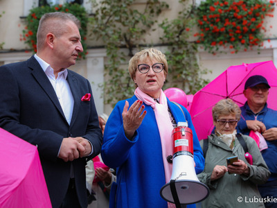 Uczestnicy Różowego Marszu w Zielonej Górze. Na zdjęciu Elżbieta Anna Polak, Marszałek Województwa Lubuskiego oraz Bartosz Arłukowicz, poseł do Parlamentu Europejskiego, przewodniczący komisji specjalnej ds. walki z rakiem i twórca Europejskiego Planu Walki z Rakiem 
