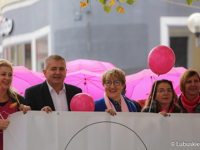 Uczestnicy Różowego Marszu w Zielonej Górze. Na zdjęciu Bartosz Arłukowicz (z lewej), poseł do Parlamentu Europejskiego, przewodniczący komisji specjalnej ds. walki z rakiem i twórca Europejskiego Planu Walki z Rakiem oraz Elżbieta Anna Polak (w niebieskim płaszczu), Marszałek Województwa Lubuskiego 