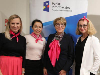 Marszałek Elżbieta Anna Polak (druga z prawej) z uczestniczkami Różowego Marszu w Muzeum Ziemi Lubuskiej Zielonej Górze
