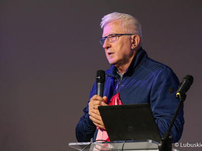 Senator RP Wadim Tyszkiewicz przemawia do uczestników Różowego Marszu