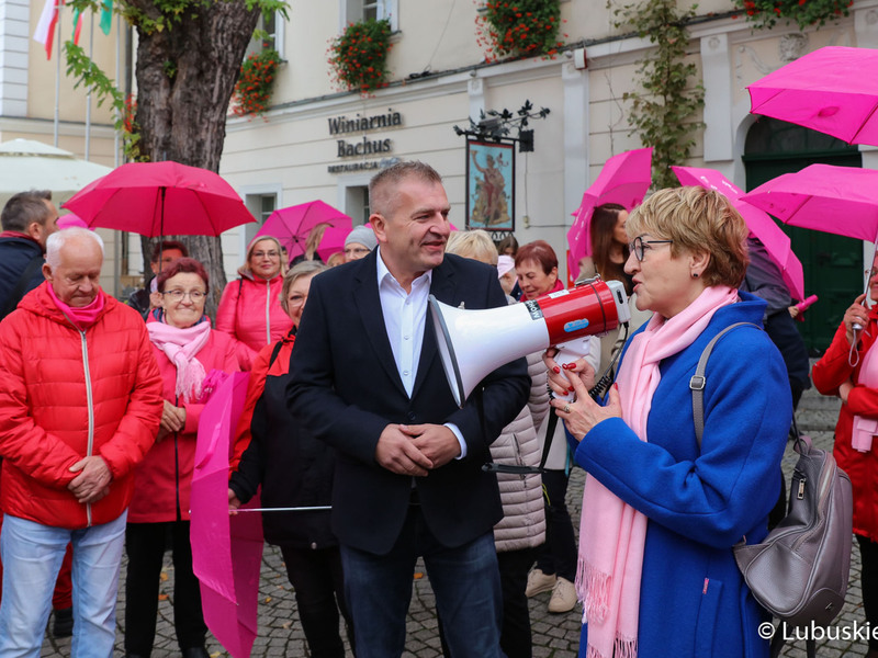 Uczestnicy Różowego Marszu w Zielonej Górze. Na zdjęciu Elżbieta Anna Polak, Marszałek Województwa Lubuskiego oraz Bartosz Arłukowicz, poseł do Parlamentu Europejskiego, przewodniczący komisji specjalnej ds. walki z rakiem i twórca Europejskiego Planu Walki z Rakiem