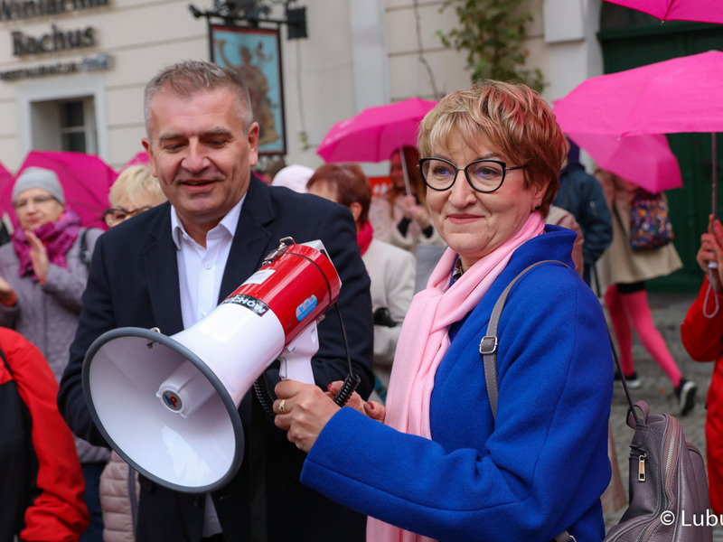 Uczestnicy Różowego Marszu w Zielonej Górze. Na zdjęciu Elżbieta Anna Polak, Marszałek Województwa Lubuskiego oraz Bartosz Arłukowicz, poseł do Parlamentu Europejskiego, przewodniczący komisji specjalnej ds. walki z rakiem i twórca Europejskiego Planu Walki z Rakiem