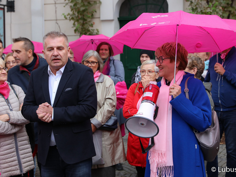 Uczestnicy Różowego Marszu w Zielonej Górze. Na zdjęciu Elżbieta Anna Polak, Marszałek Województwa Lubuskiego oraz Bartosz Arłukowicz, poseł do Parlamentu Europejskiego, przewodniczący komisji specjalnej ds. walki z rakiem i twórca Europejskiego Planu Walki z Rakiem