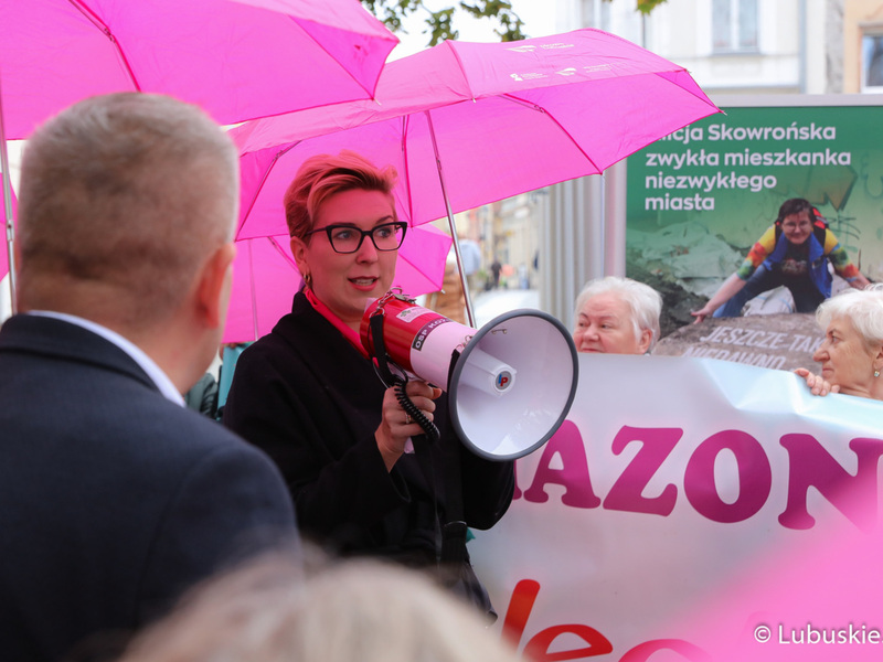 Uczestnicy Różowego Marszu w Zielonej Górze. Na zdjęciu z megafonem Posłanka RP Katarzyna Osos