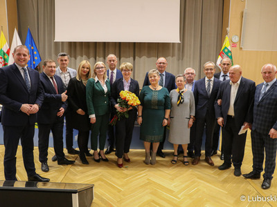 Marszałek Województwa Lubuskiego Elżbieta Anna Polak (z kwiatami) z radnymi i członkami zarządu na pamiątkowym zdjęciu 