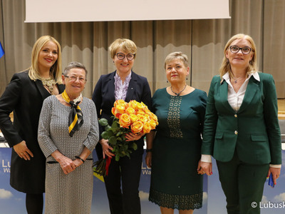 Marszałek Województwa Lubuskiego Elżbieta Anna Polak (z kwiatami) z radnymi na pamiątkowym zdjęciu 