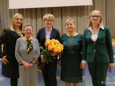Marszałek Województwa Lubuskiego Elżbieta Anna Polak (z kwiatami) z radnymi na pamiątkowym zdjęciu 