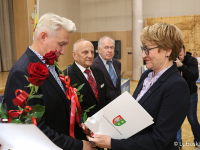 Marszałek Elżbieta Anna Polak wręcza Odznakę Honorową za Zasługi dla Województwa Lubuskiego Robertowi Czechowskiemu
