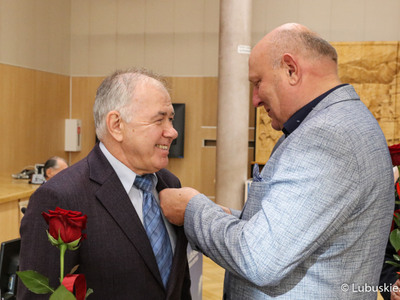 Przewodniczący sejmiku Wacław Maciuszonek wręcza Odznaki Honorowe za Zasługi dla Województwa Lubuskiego

