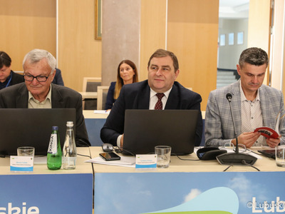 Radni wojewódzcy podczas październikowej sesji Sejmiku Województwa Lubuskiego (od lewej): Marek Cieślak Grzegorz Potęga  i Sebastian Ciemnoczołowski