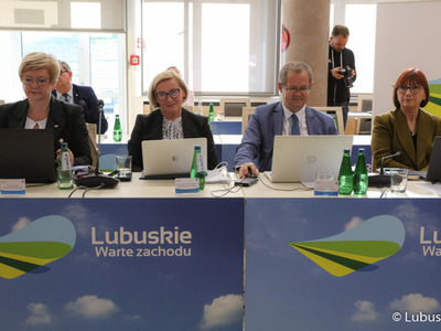 Radni wojewódzcy podczas październikowej sesji Sejmiku Województwa Lubuskiego  (od lewej): Zofia Dajczak, Małgorzata Gośniowska-Kola, Zbigniew Kościk oraz Helena Hatka  