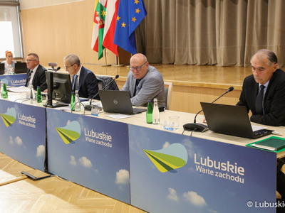 Prezydium Sejmiku Województwa Lubuskiego (od lewej): Wiceprzewodniczący Sejmiku Województwa Lubuskiego Tadeusz Ardelli, Wiceprzewodniczący Sejmiku Województwa Lubuskiego Mirosław Marcinkiewicz, Przewodniczący Sejmiku Województwa Lubuskiego Wacław Maciuszonek  oraz Wiceprzewodniczący Sejmiku Województwa Lubuskiego Jerzy Wierchowicz .
