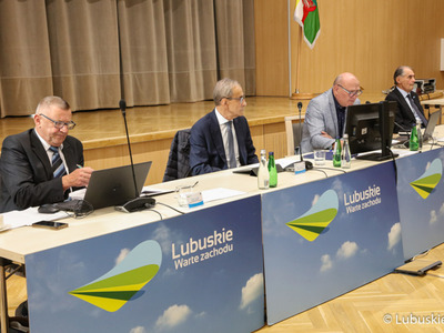 Prezydium Sejmiku Województwa Lubuskiego (od lewej): Wiceprzewodniczący Sejmiku Województwa Lubuskiego Tadeusz Ardelli, Wiceprzewodniczący Sejmiku Województwa Lubuskiego Mirosław Marcinkiewicz, Przewodniczący Sejmiku Województwa Lubuskiego Wacław Maciuszonek  oraz Wiceprzewodniczący Sejmiku Województwa Lubuskiego Jerzy Wierchowicz .



