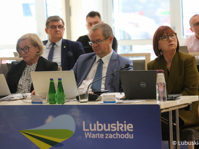Radni wojewódzcy podczas październikowej sesji Sejmiku Województwa Lubuskiego (od lewej) Zofia Dajczak, Zbigniew Kościk oraz Helena Hatka