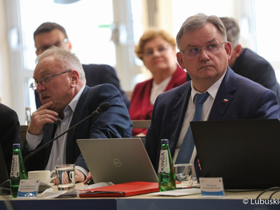 Radni wojewódzcy podczas październikowej sesji Sejmiku Województwa Lubuskiego: Marek Surmacz (z prawej) oraz Bogusław Motowidełko