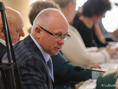 Radni wojewódzcy podczas październikowej sesji Sejmiku Województwa Lubuskiego. Na pierwszym planie Zbigniew Kołodziej 