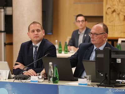 Wicemarszałkowie woj. lubuskiego Łukasz Porycki (z lewej) oraz Stanisław Tomczyszyn