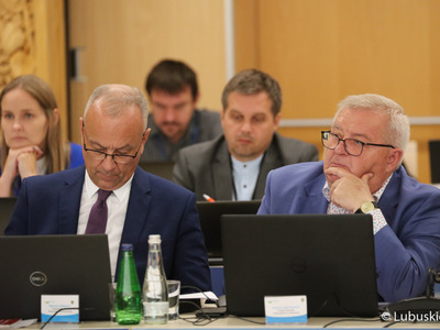 Członkowie zarządu woj. lubuskiego Marcin Jabłoński (z lewej) oraz Tadeusz Jędrzejczak