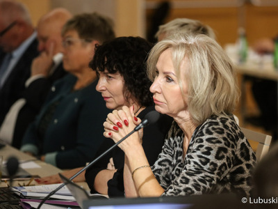 Radni wojewódzcy podczas październikowej sesji Sejmiku Województwa Lubuskiego. Na pierwszym planie Aleksandra Mrozek oraz Beata Kulczycka


