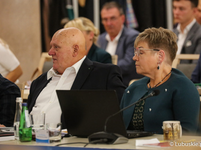 Radni wojewódzcy podczas październikowej sesji Sejmiku Województwa Lubuskiego: Anna Chinalska oraz Jan Świrepo 