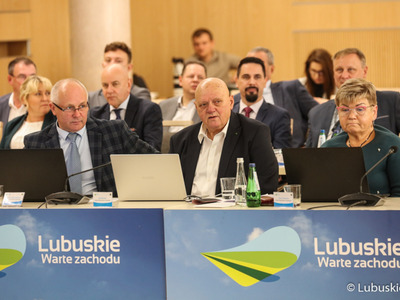 Radni wojewódzcy podczas październikowej sesji Sejmiku Województwa Lubuskiego (od lewej): Zbigniew Kołodziej, Jan Świrepo oraz Anna Chinalska 
