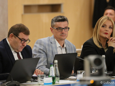 Radni wojewódzcy podczas październikowej sesji Sejmiku Województwa Lubuskiego (od lewej): Grzegorz Potęga, Sebastian Ciemnoczołowski oraz Anna Synowiec 