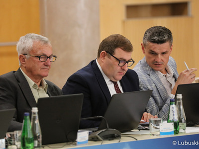 Radni wojewódzcy podczas październikowej sesji Sejmiku Województwa Lubuskiego (od lewej): Marek Cieślak, Grzegorz Potęga oraz Sebastian Ciemnoczołowski