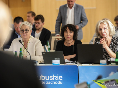 Radne wojewódzkie podczas październikowej sesji Sejmiku Województwa Lubuskiego (od lewej): Wioleta Haręźlak, Beata Kulczycka oraz Aleksandra Mrozek 