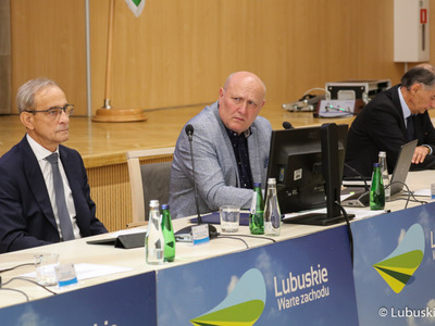 Prezydium Sejmiku Województwa Lubuskiego (od lewej): Wiceprzewodniczący Sejmiku Województwa Lubuskiego Mirosław Marcinkiewicz, Przewodniczący Sejmiku Województwa Lubuskiego Wacław Maciuszonek  oraz Wiceprzewodniczący Sejmiku Województwa Lubuskiego Jerzy Wierchowicz .
