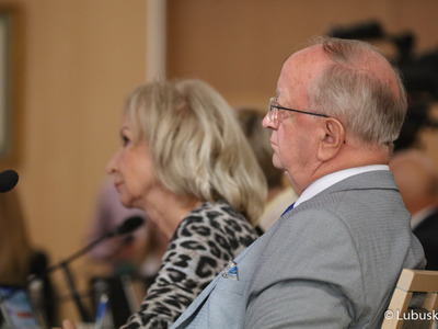 Radni wojewódzcy podczas październikowej sesji Sejmiku Województwa Lubuskiego: Edward Fedko oraz Aleksandra Mrozek 