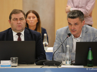 Radni wojewódzcy podczas październikowej sesji Sejmiku Województwa Lubuskiego: Grzegorz Potęga (z lewej) i Sebastian Ciemnoczołowski