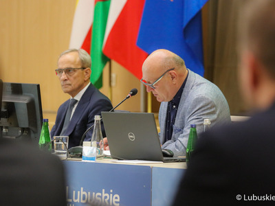 Prezydium Sejmiku Województwa Lubuskiego (od lewej): Wiceprzewodniczący Sejmiku Województwa Lubuskiego Mirosław Marcinkiewicz oraz Przewodniczący Sejmiku Województwa Lubuskiego Wacław Maciuszonek  