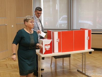 Radni Anan Chinalska i Sebastian Ciemnoczołowski głosują nad wnioskiem o odwołanie Marszałka Województwa Lubuskiego