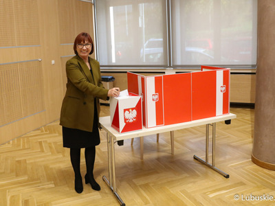 Radna Helena Hatka głosuje nad wnioskiem o odwołanie Marszałka Województwa Lubuskiego