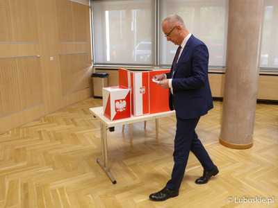 Członek zarządu woj. lubuskiego: Marcin Jabłoński głosuje nad wnioskiem o odwołanie Marszałka Województwa Lubuskiego