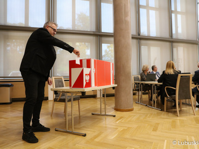 Radny Sławomir Kowal głosuje nad wnioskiem o odwołanie Marszałka Województwa Lubuskiego