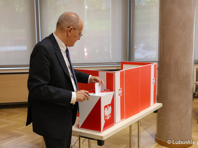 Radny Kazimierz Łatwiński głosuje nad wnioskiem o odwołanie Marszałka Województwa Lubuskiego