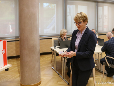 Marszałek Elżbieta Anna Polak głosuje nad wnioskiem o odwołanie Marszałka Województwa Lubuskiego