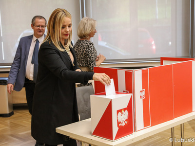Radna Anna Synowiec głosuje nad wnioskiem o odwołanie Marszałka Województwa Lubuskiego