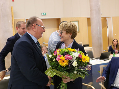 Marszałek Elżbieta Anna Polak odbiera gratulacje od członków zarządu woj. lubuskiego