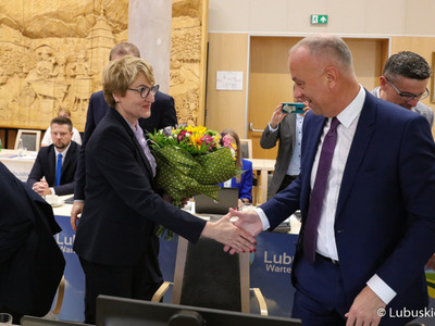 Marszałek Elżbieta Anna Polak odbiera członka zarządu woj. lubuskiego Marcina Jabłońskiego