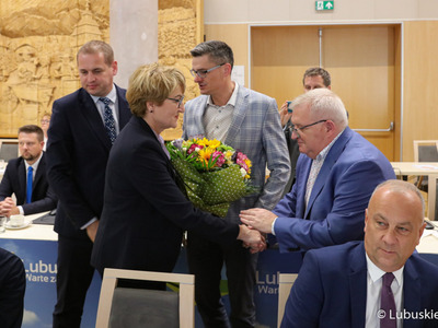 Marszałek Elżbieta Anna Polak odbiera gratulacje od radnych i członków zarządu woj. lubuskiego