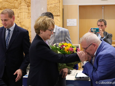 Marszałek Elżbieta Anna Polak odbiera gratulacje od członków zarządu woj. lubuskiego