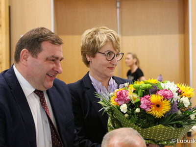 Marszałek Elżbieta Anna Polak odbiera gratulacje od radnych 