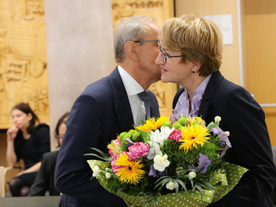Marszałek Elżbieta Anna Polak odbiera gratulacje od radnych 